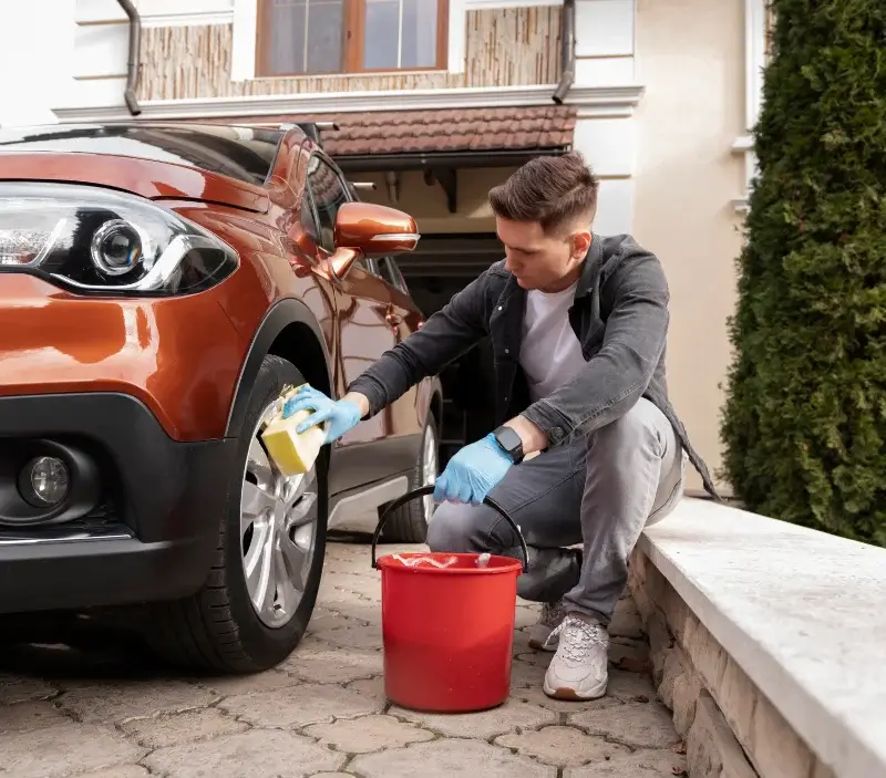Lavage auto à domicile Baume-les-Dames : professionnel intervenant sur un véhicule